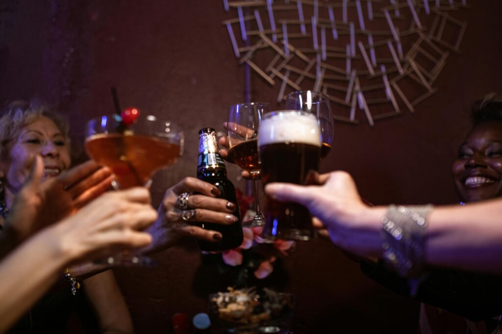 pessoas bebendo cerveja a noite em um bar