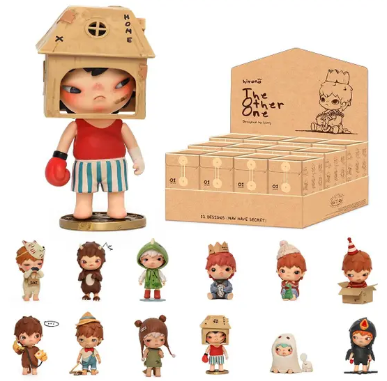 Caixa com 12 Bonecos Hirono. Abaixo cada um dos bonecos e seus temas. Acima o personagem Hirono vestido com roupas de box e com uma caixa de papalão em forma de casa.